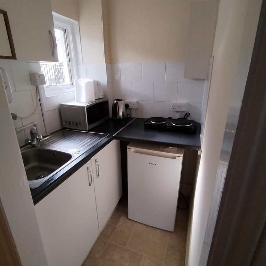 1 bedroom in a house share to rent - Photo 1
