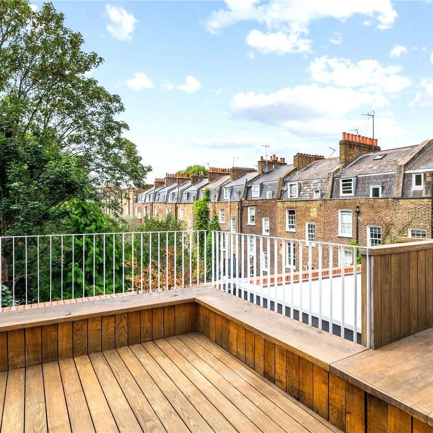 SHORT LET. A stunning architecturally designed four bedroom new build house in a secluded position, shielded, yet moments from the hustle and bustle of Upper Street. - Photo 1