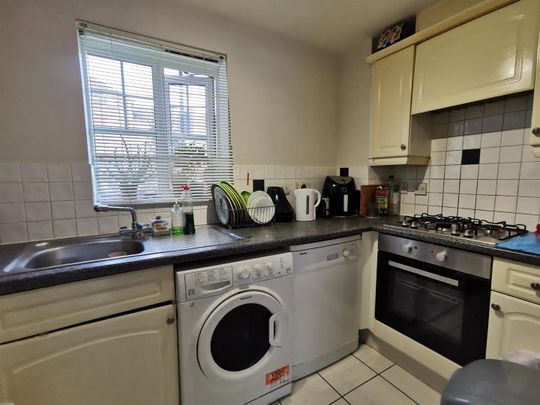 2 bed flat to rent in Symphony Close, Edgware, HA8 - Photo 1