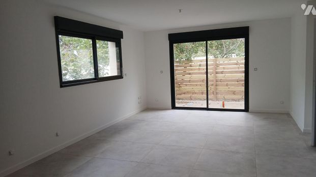 Située à 2 pas du centre-ville de REDON, dans quartier calme et recherché, venez découvrir cett... - Photo 1