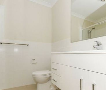 Light Filled Spacious Townhouse - Photo 5