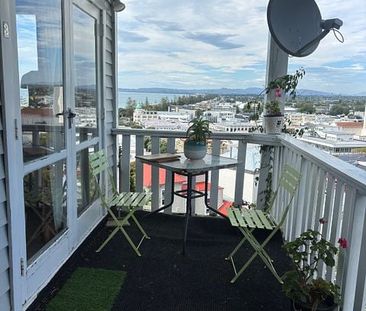 Two Bedroom Flat with Views in City Centre - Photo 2