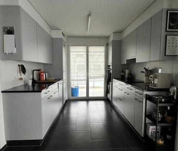 moderne 4.5 Zi.-Wohnung im Dorfzentrum - Photo 1