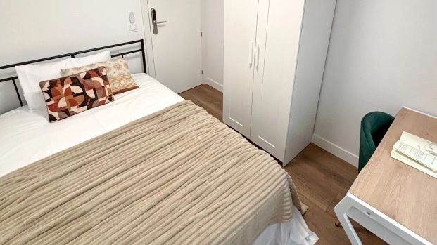Room in a shared 9-bedroom apartment for rent in Castilla - Photo 1