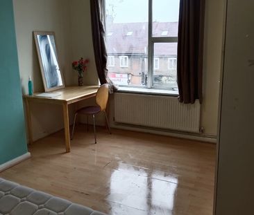 Room in a Shared Flat, Borders Walk, W7 - Photo 1
