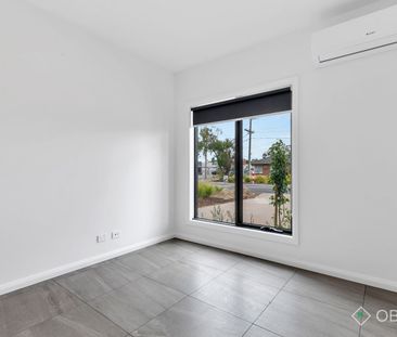 Modern Family Home for Rent in Prime Werribee Location! - Photo 3