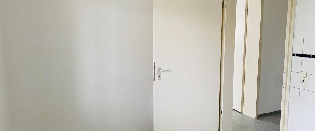 Helle 2-Zimmer-Wohnung ab sofort frei - Anmietung nur mit Wohnberechtigungsschein nach §88d - Photo 1