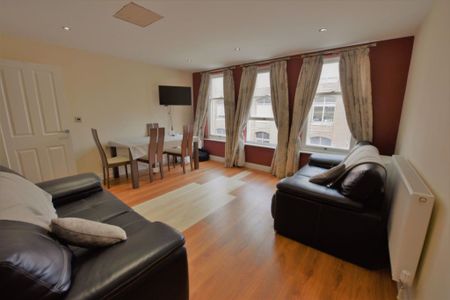 3 bedroom Flat in Flat 5, Leeds - Photo 5