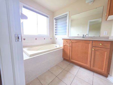 For Lease - 922 Ledbury Crescent, Mississauga, Ontario - Photo 4