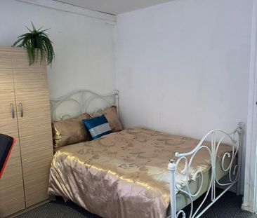 Room in a Shared Flat, Harts Lane, IG11 - Photo 4