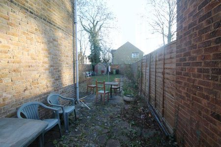 5 bedroom semi-detached house to rent - Photo 2
