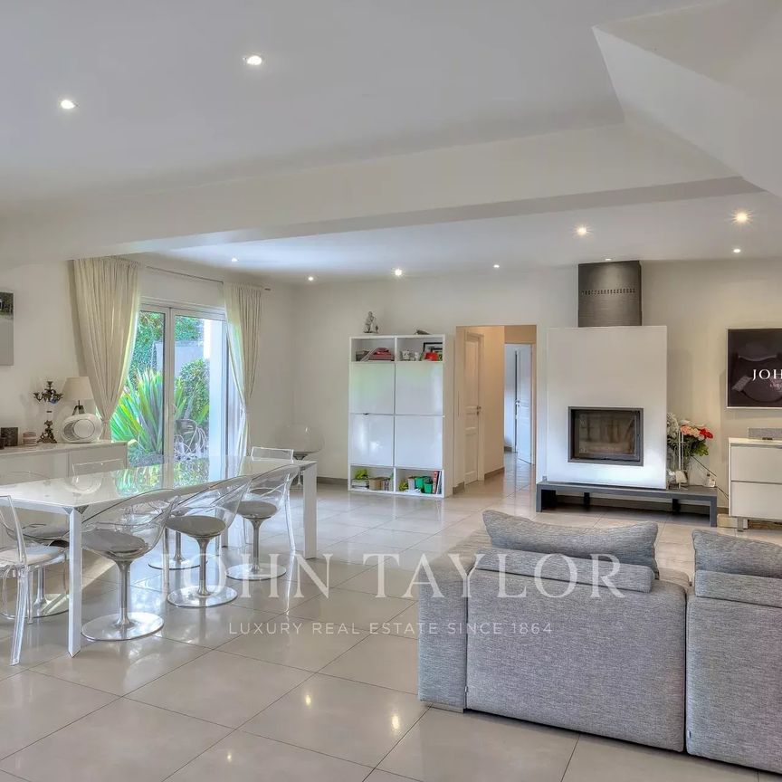Maison à louer Mougins, Cote d'Azur, France7 500 EUR / Mois - Photo 1