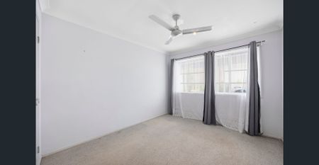 Neat and tidy townhouse in handy location! - Photo 3