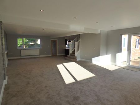 4 bedroom detached house to rent - Photo 2