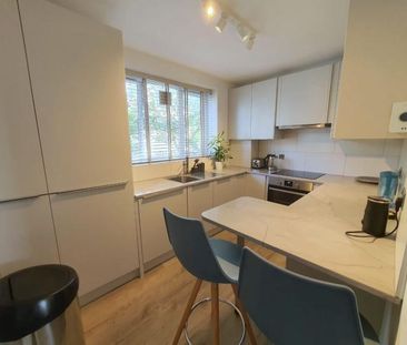 A modern cosy bedroom - Photo 1