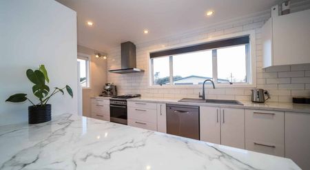 Large Home On Cameron - Photo 3