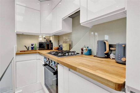 A stunning two bedroom apartment refurbished to the highest of standards. - Photo 2