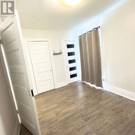 4825 CRYSLER AVENUE, Niagara Falls, Ontario, L2E3W3 - Photo 3
