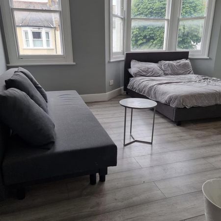 5 bedroom House To Let Total Size: 1228 SQ FT - Photo 2