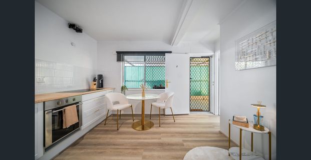 Fully Renovated & Fully Furnished 2-Bedroom Apartment in Surfers Paradise - Photo 1