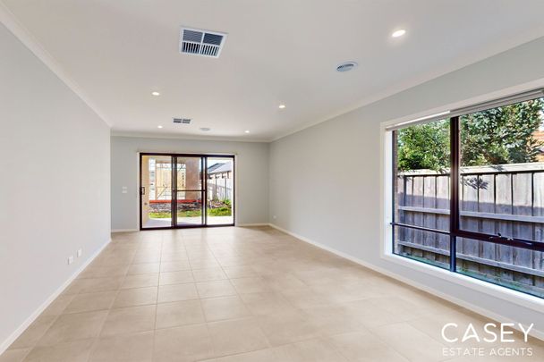 22 Zoe Lane, Officer - Photo 1