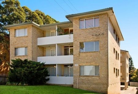 Ideal location and ready to move in First-Floor 2 bedrooms unit - Photo 3