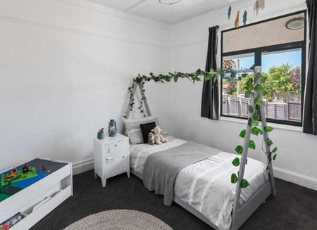 Cutie on Puriri - Photo 3