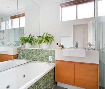 Stylish Townhouse with Private Garden and Double Garage - Photo 4