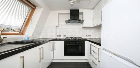 Recently refurbished two double bedroom flat minutes to Archway Tube. - Photo 5