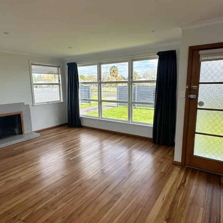 Charming Three-Bedroom Home with Single Garage - Photo 3