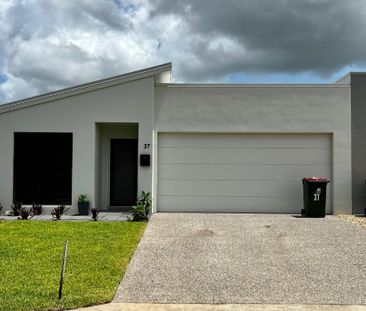 STUNNING FAMILY HOME WITH LAKESIDE LIVING! - Photo 1