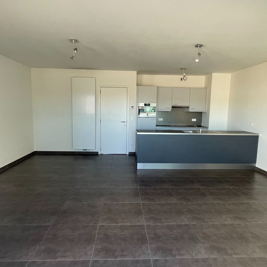 Welgelegen appartement met twee slaapkamers en autostaanplaats - Photo 1