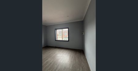 Cozy 3 bedrooms close to everything in Belmore! - Photo 2