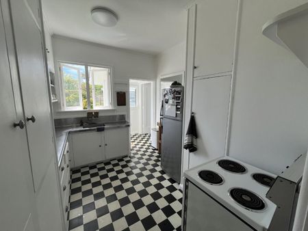 Charming family home in Welbourn - Photo 2