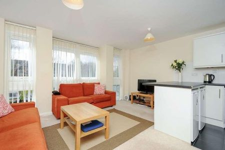 Lovelace Gardens, Surbiton, KT6 - Photo 2