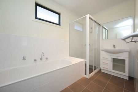Neat Three Bedroom Townhouse - Photo 4