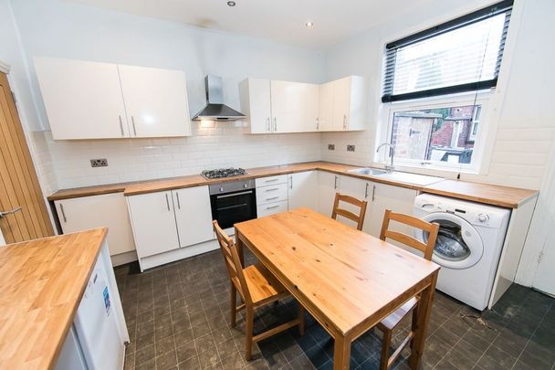 School View, Hyde Park, Leeds - Photo 1