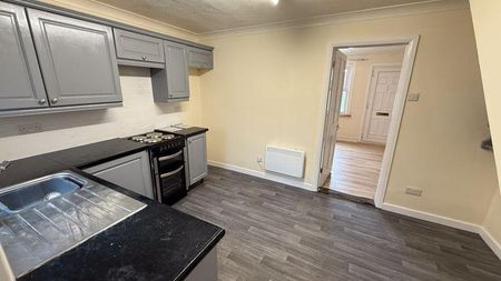 2 bedroom terraced house to rent - Photo 4