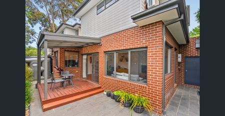 Private Beautifully Presented Townhouse - Photo 2