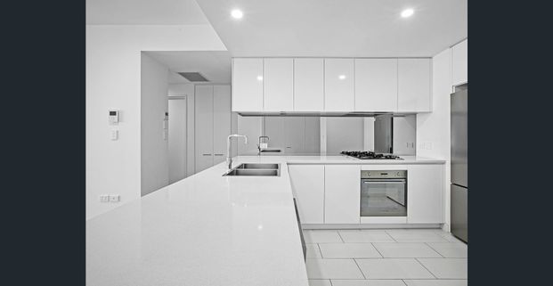 Beautifully Presented Apartment In Popular Riverside Complex - Photo 1