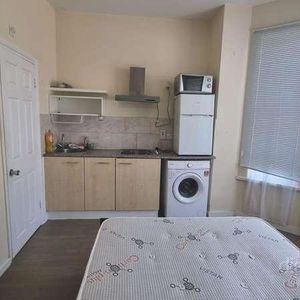 Parkside Road, Hounslow, TW3 - Photo 2