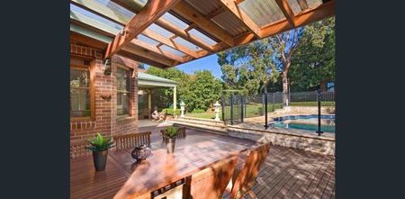UNIQUE FAMILY HOME CLOSE TO EASTWOOD PUBLIC SCHOOL - Photo 2