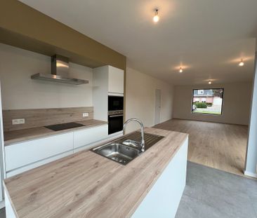 Nieuwbouwwoning met GARAGE, autostaanplaats & TUIN vlakbij centrum - Foto 1