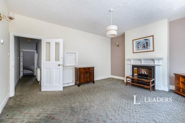 4 bedroom flat to rent - Photo 1