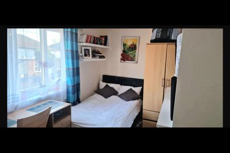 4 Bed Semi-Detached House, Lester Avenue, E15 - Photo 3