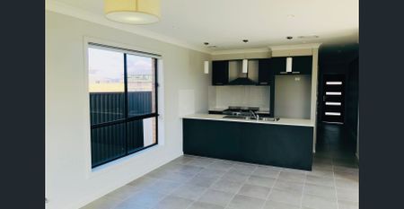 Spacious 4 Bedroom Home For Lease! - Photo 4