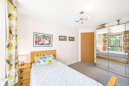 Commonwealth Drive, Three Bridges, Crawley, West Sussex, RH10 - Photo 4