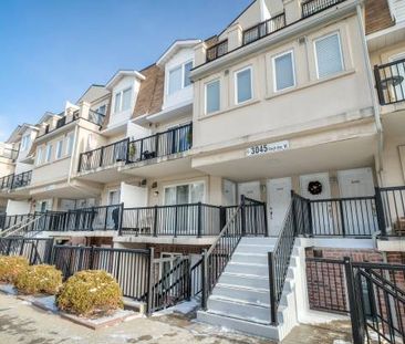 Charming 2-Bed Townhouse at Islington and Finch - Photo 3