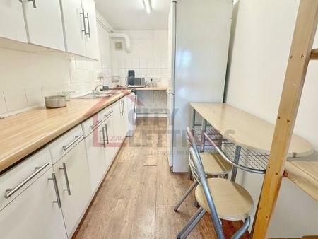 3 Bedroom Flat - Photo 2