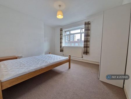 3 bedroom flat to rent - Photo 3